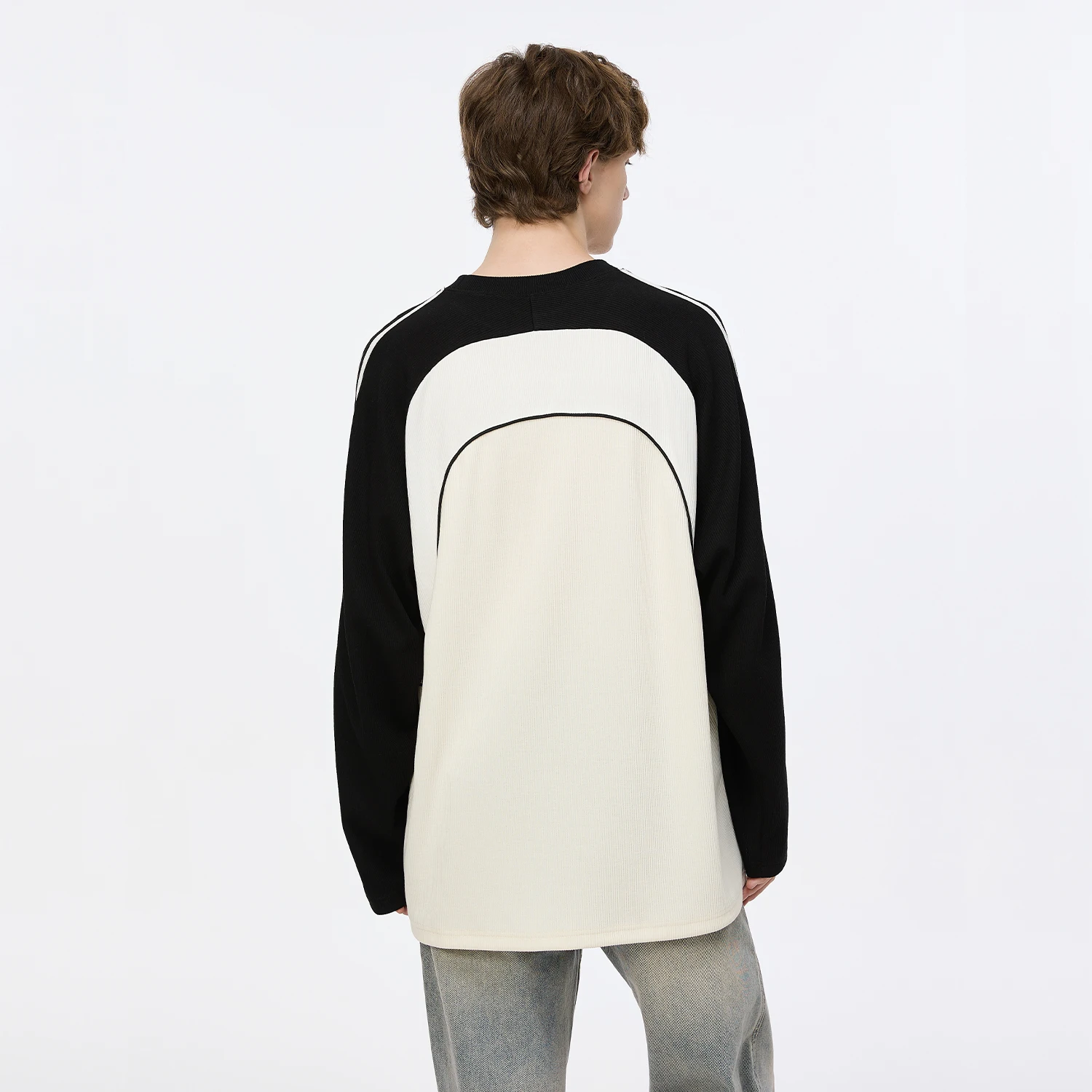 三色パネルデザインの長袖Tシャツ：ユニセックス向けの秋冬カジュアルスタイル