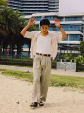 カジュアルなデザインのカーキ色ストレートパンツ【軽量・中高腰・男性用】