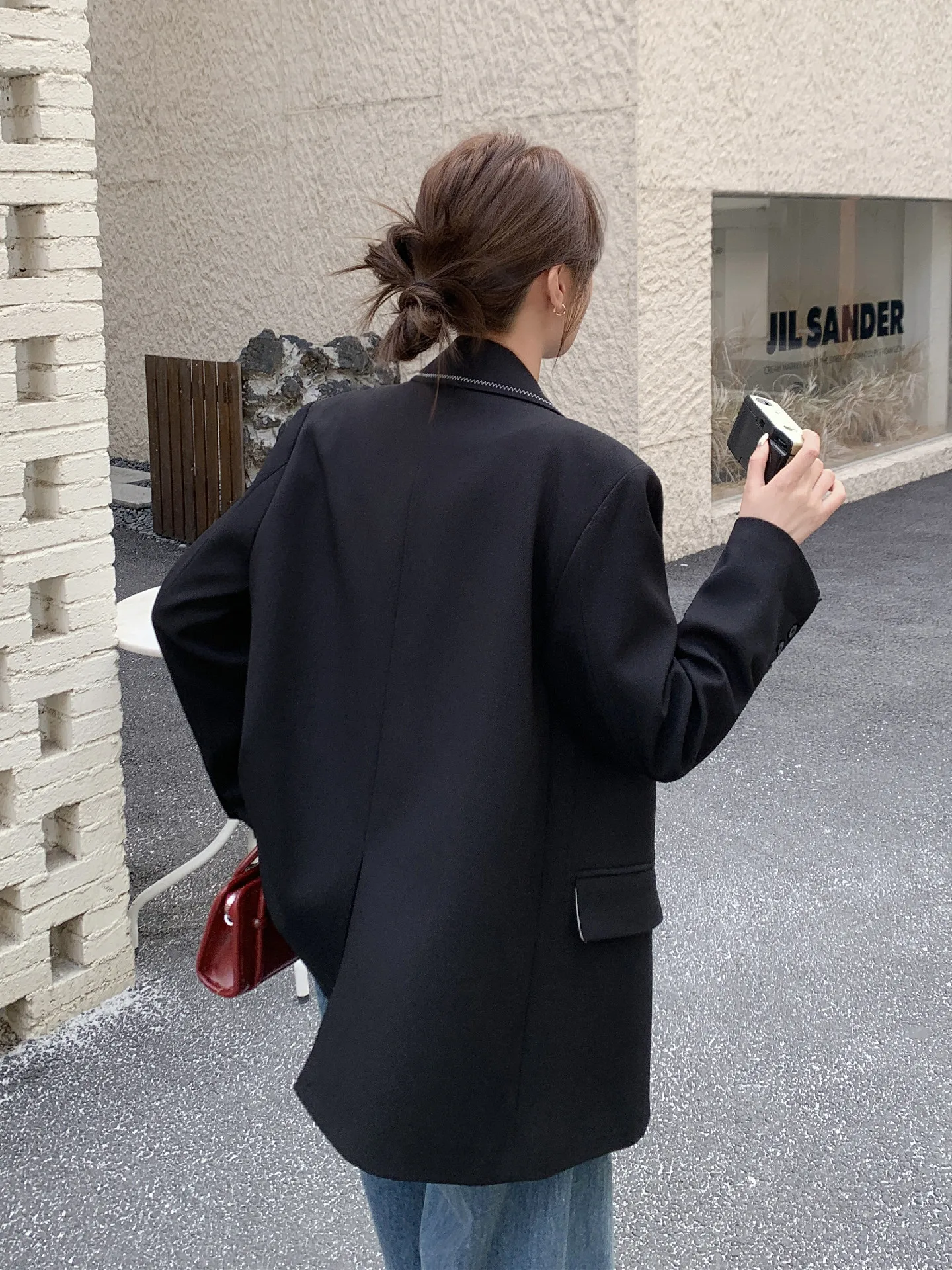 黒マウンテンパーカーを春に着るなら、どう選ぶべき？