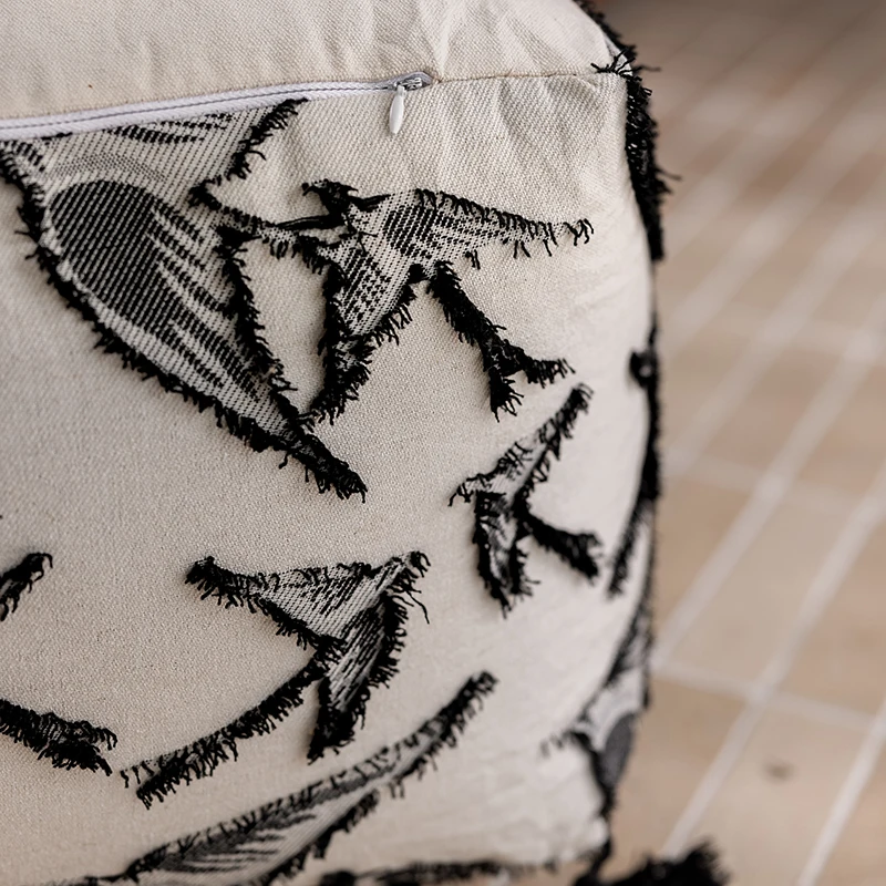 刺繍入り高級感あるオットマン：リビング用のおしゃれデザインと座り心地の実証