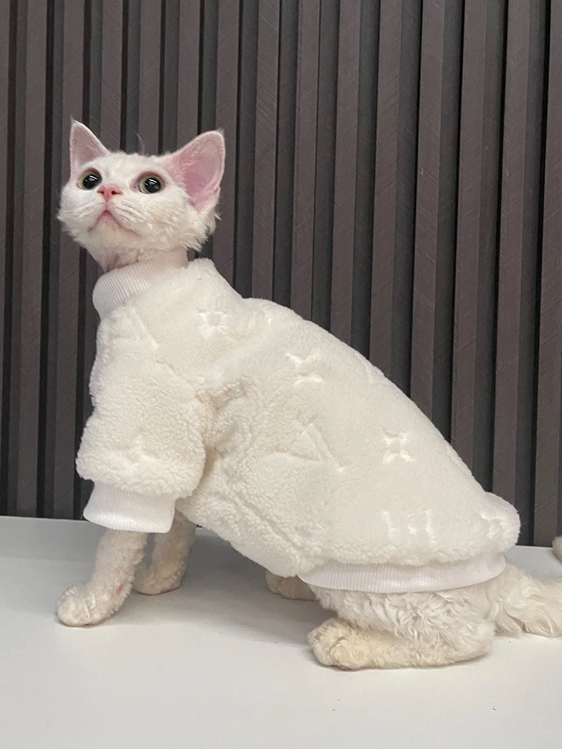 スフィンクス猫用衣服：秋冬厚手設計による快適性とフィット感の実証