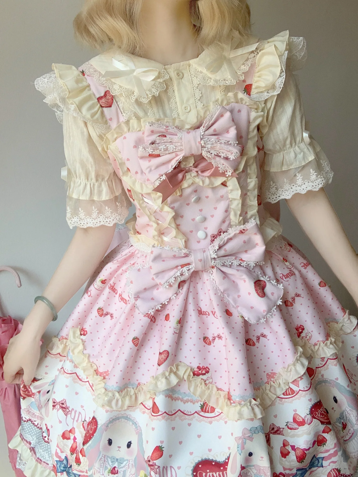 お姫様服イラストで決める夏の1着は？ロリータ風のドールカラー半袖シャツが今、注目されている理由