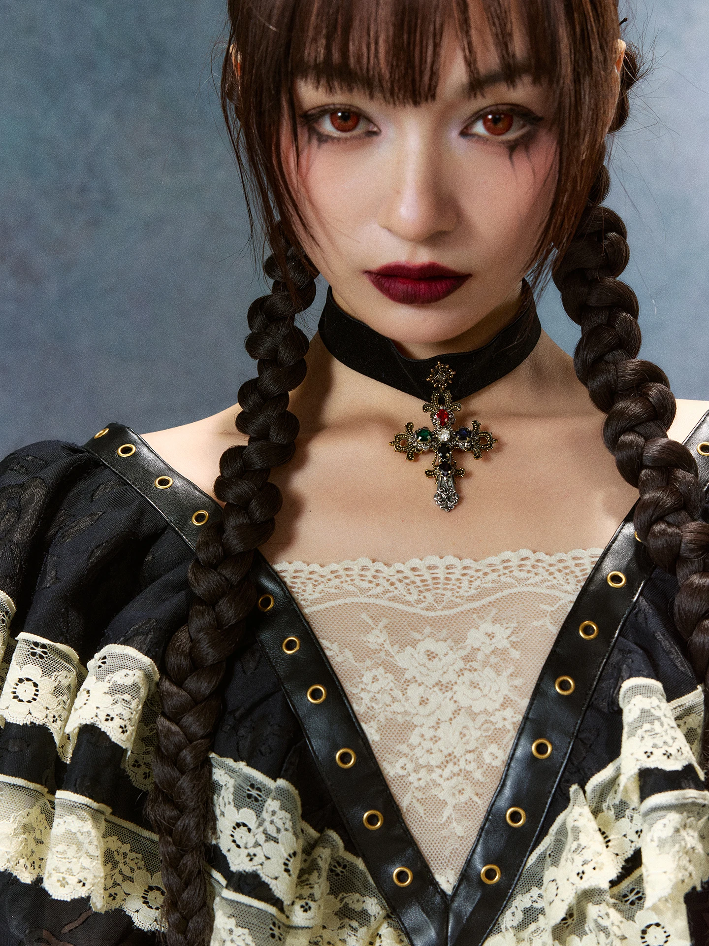 ハロウィン風デザインの十字架ブローチネックレス：コスプレ用のアートモチーフアクセサリーとは