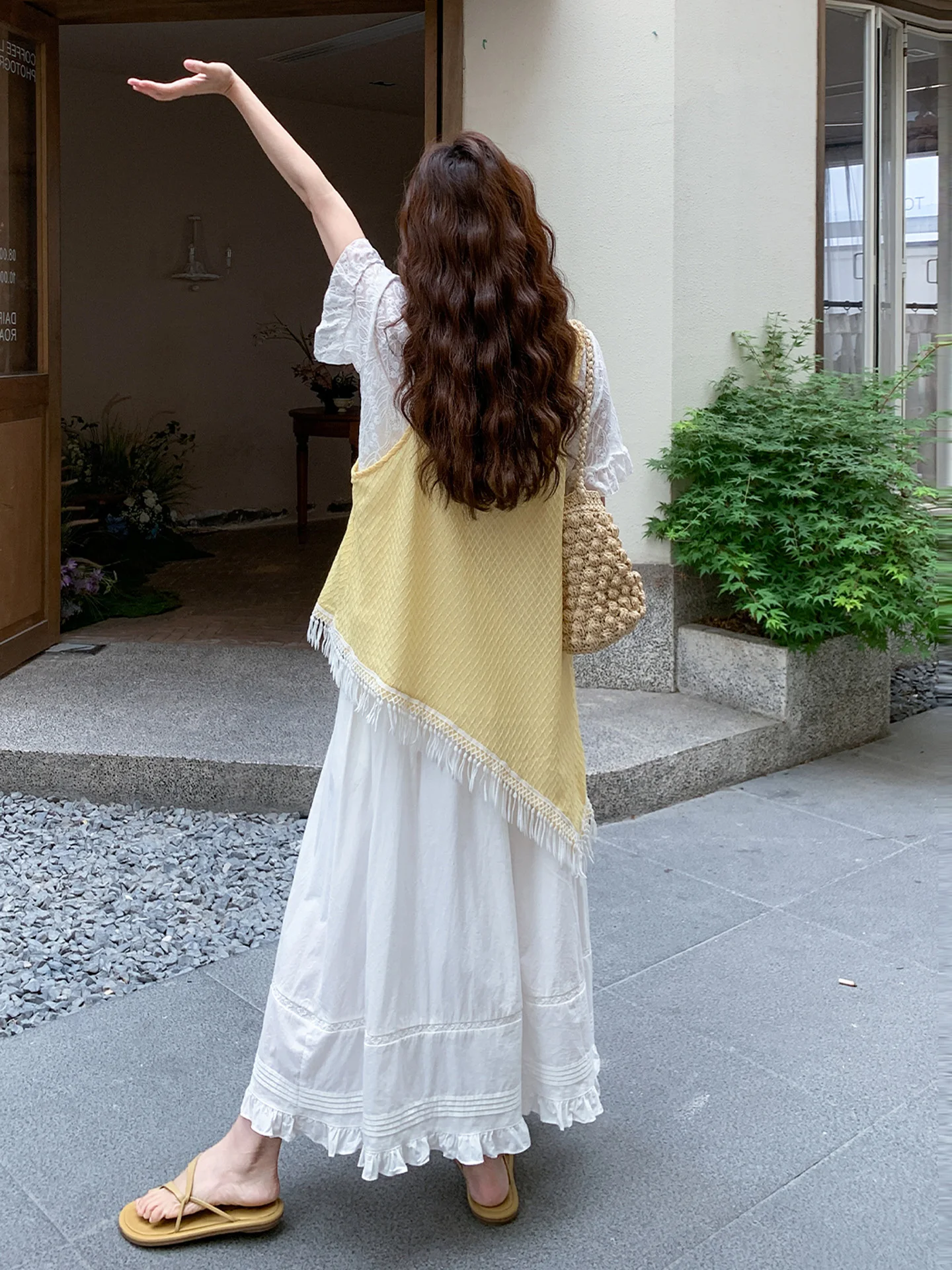 黄色不規則デザインの刺繍キャミソールトップス：20代後半女性の春夏パーソナルスタイルに最適な3点コーディネート