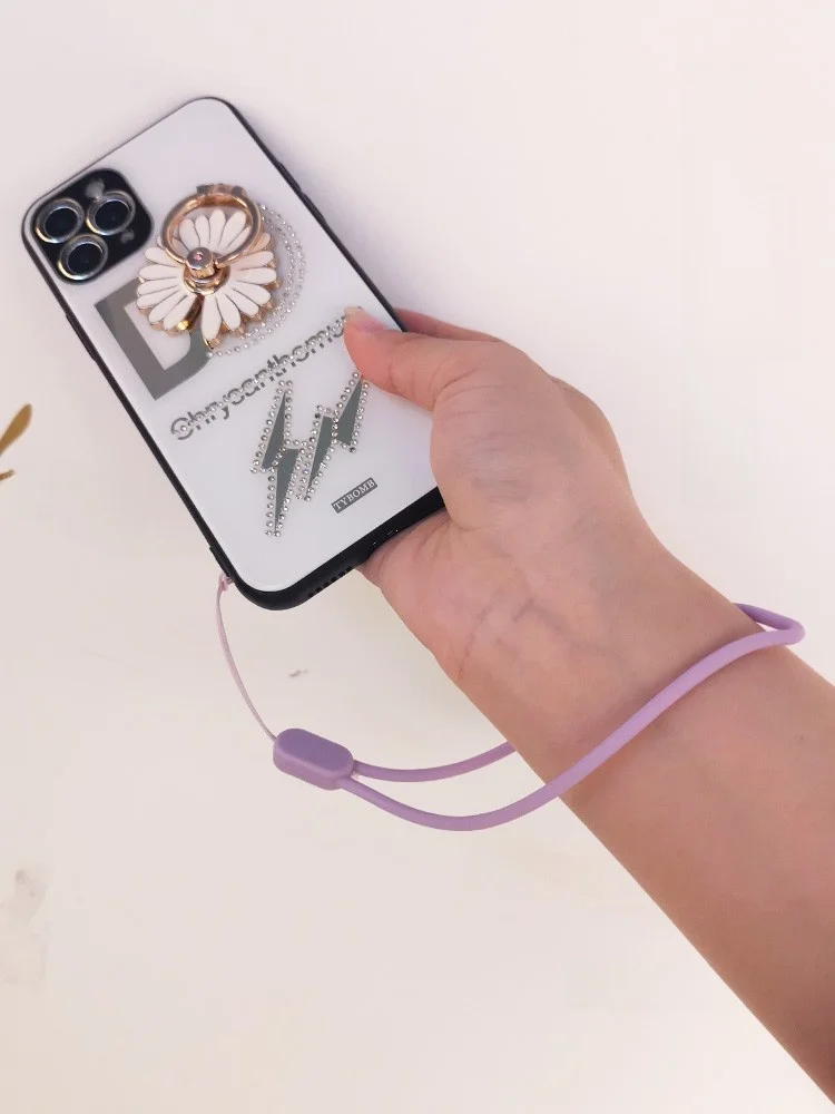 スマホをしっかり守るための「腕紐」は、本当に必要なの？