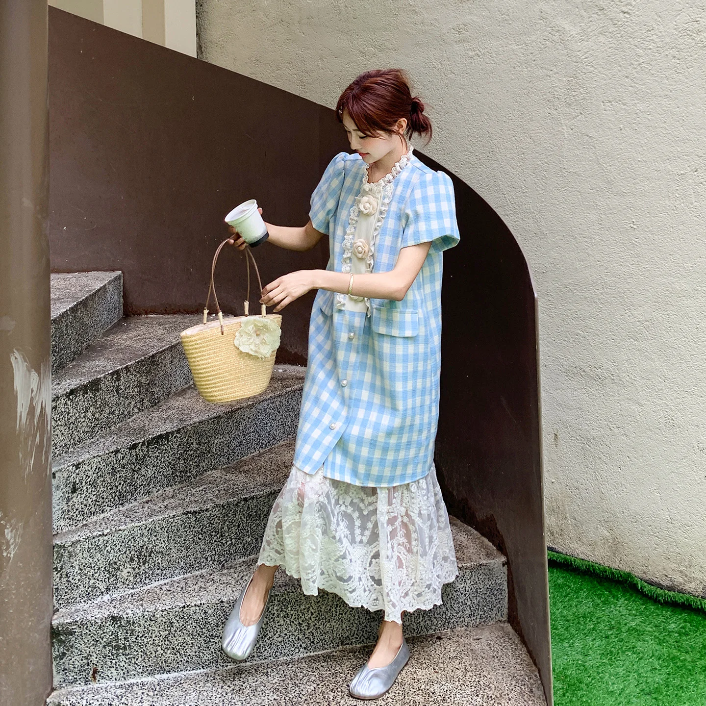 20代の可愛い服に迷ったとき、どう選ぶ？青いチェック柄のレースキャミソールドレスが解決する