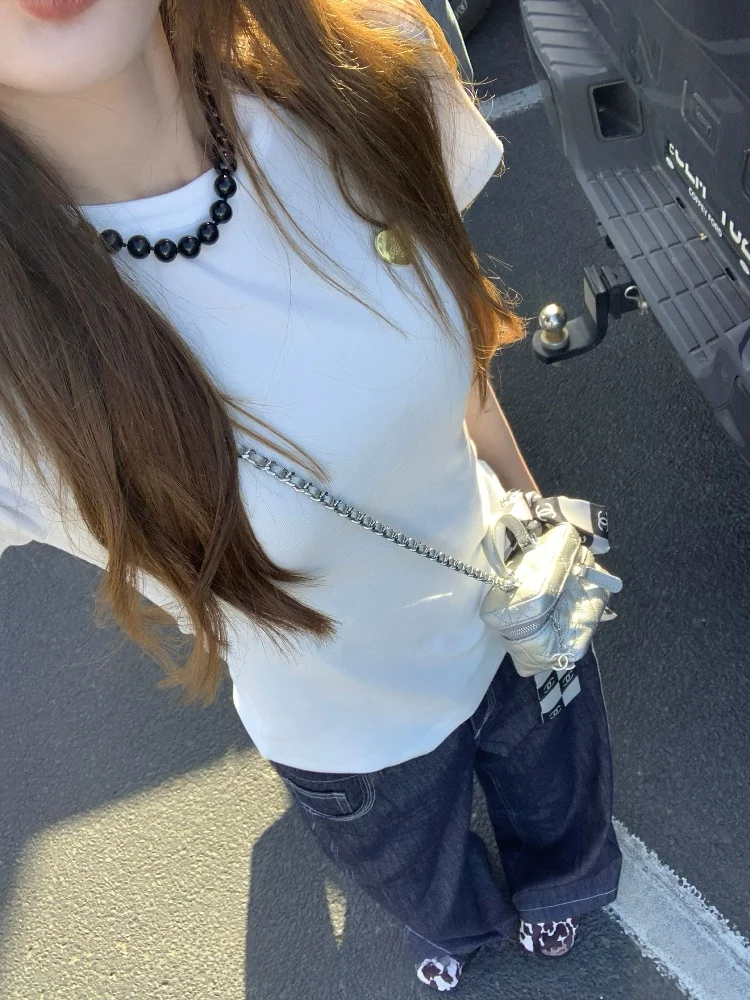 韓国系女子が選ぶ通勤スタイルの「心の支え」は、この半袖Tシャツなのか？