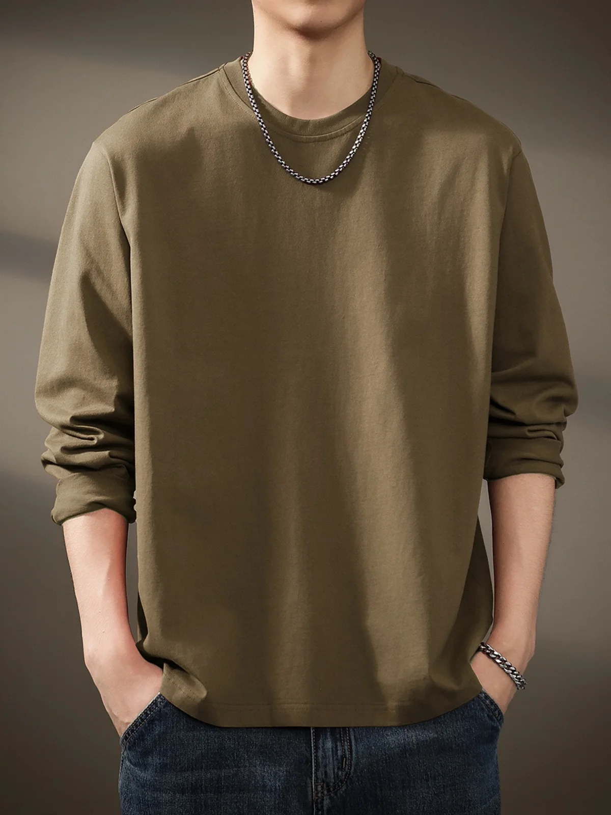 メンズ ロングtシャツ おすすめブランドとしての貴色コットン長袖Tシャツの実用性と着こなし