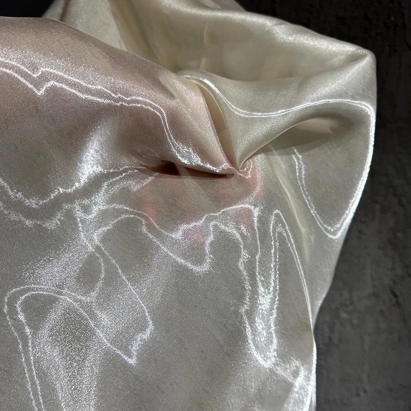 光沢のある加厚水光ファブリック：クリスタルサテン質感の布艺装饰用途ガイド