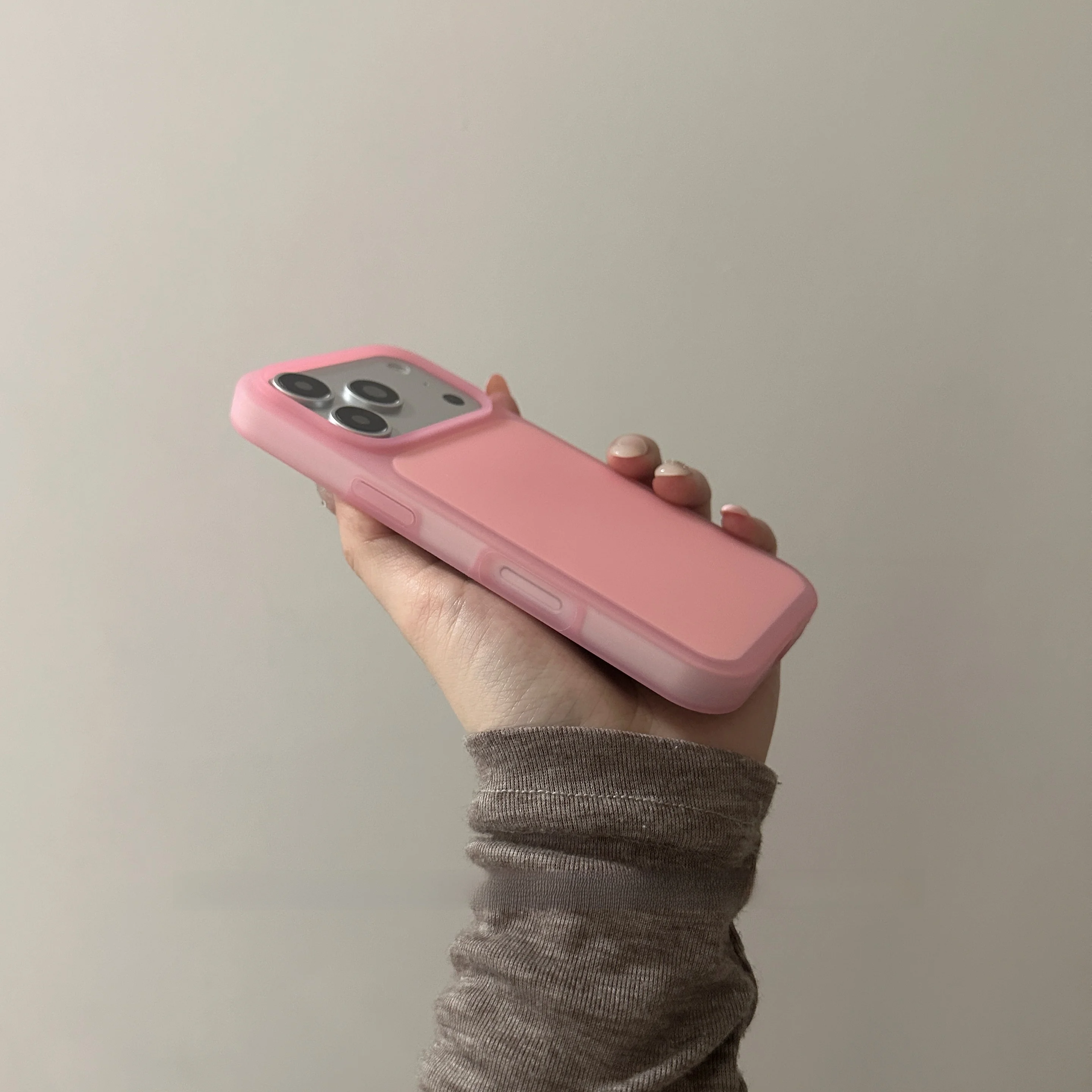 ピーチピンク液体シリコン製iPhoneケース：カード入れ付きで通勤シーンに最適な保護機能を実現