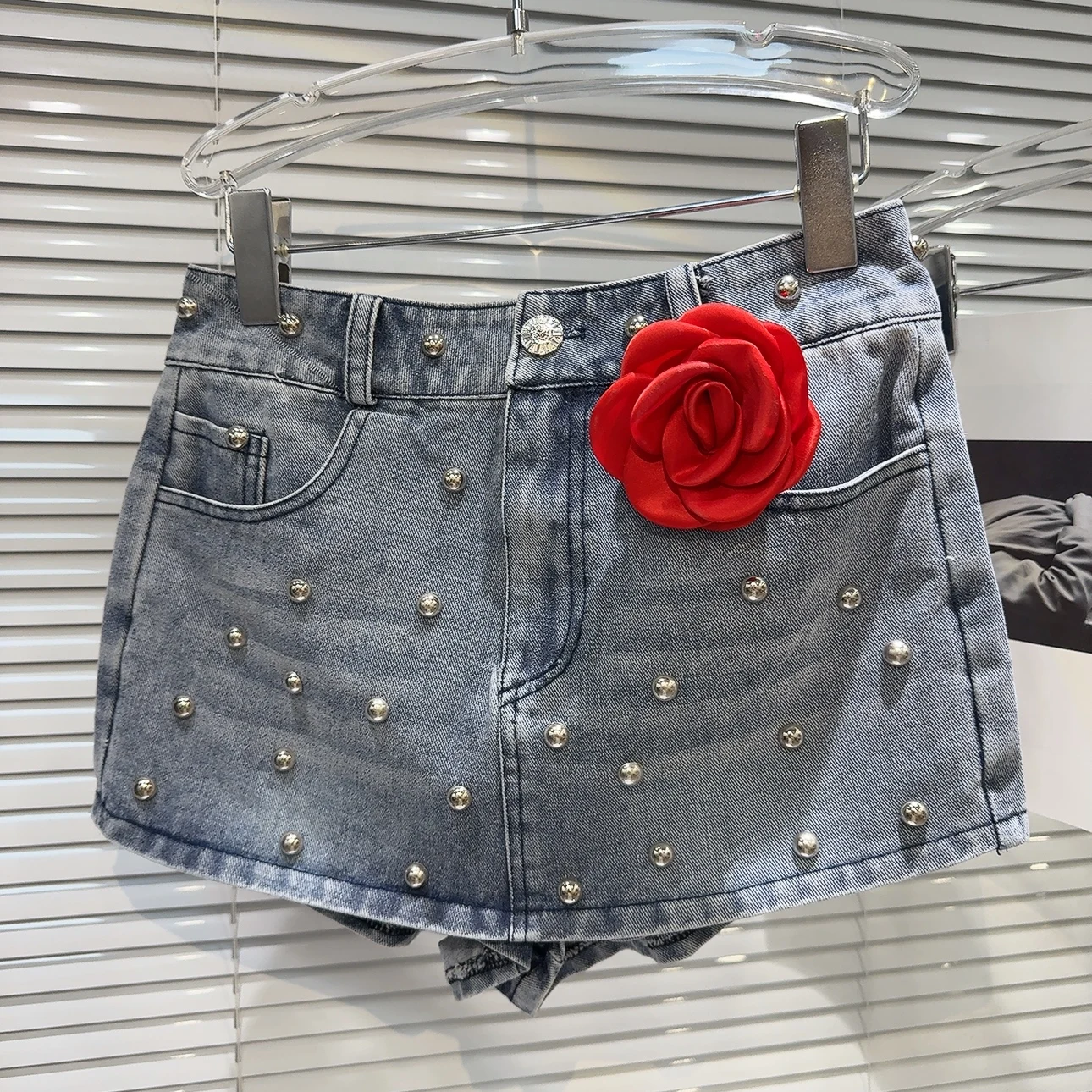 40代の個性を出すファッションは、今流行ってる「花柄ネクタイ付きデニムジャケット」から始める？