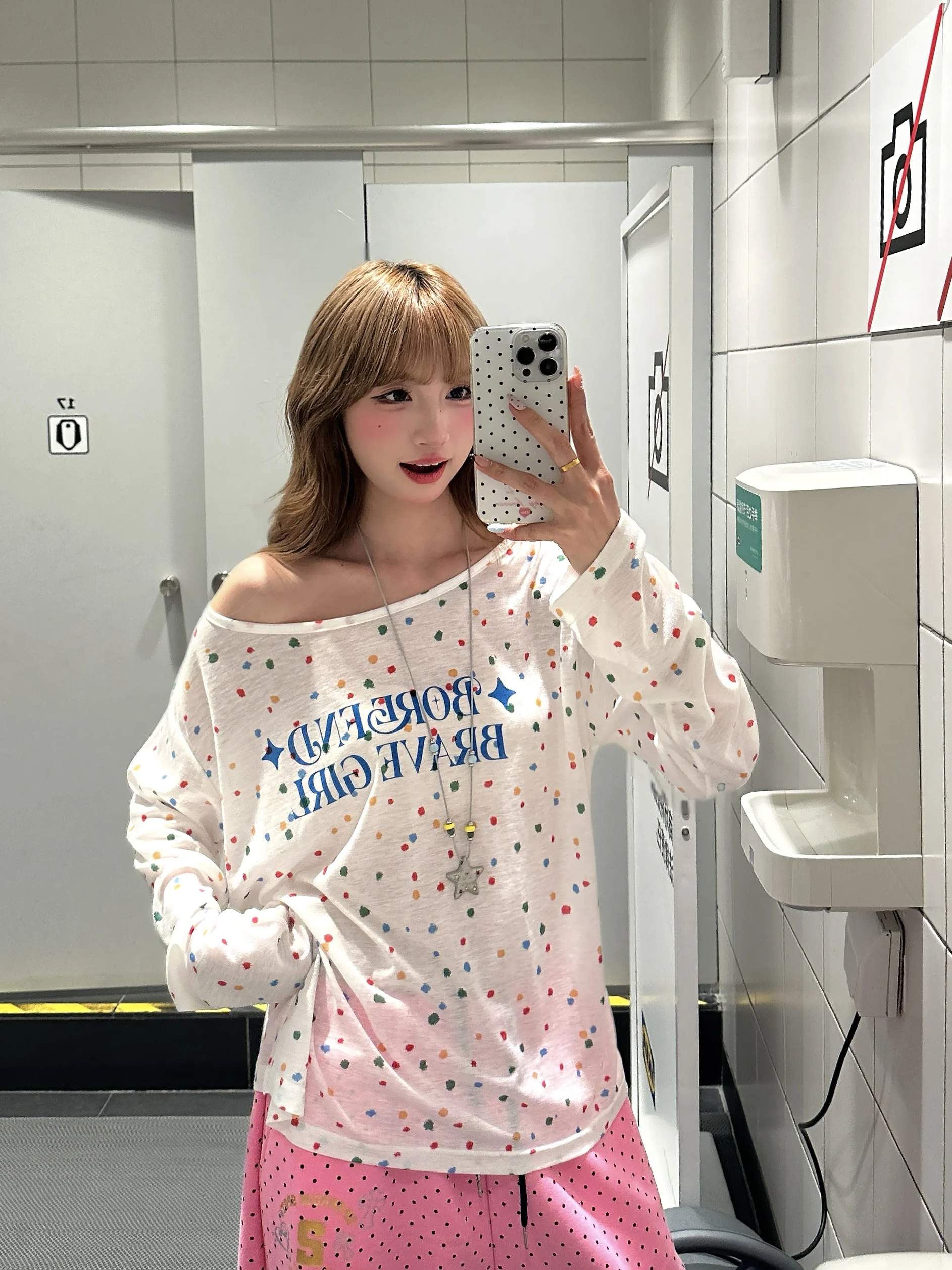 春に最適！カラフルドット柄の肩出し長袖Tシャツ【ゆったりデザイン・薄手・女性用】（セットアップ対応）