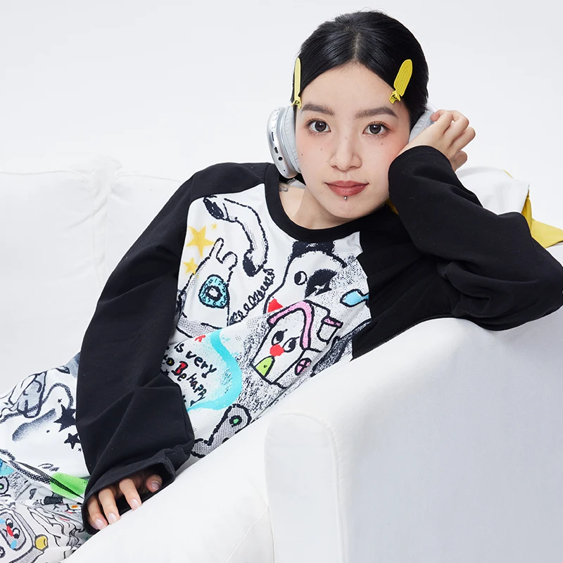アーティストコラボプリント ブラックのラグランスリーブルーズ長袖Tシャツ：ユニクロ 新作コラボのデザインと実用性を解説