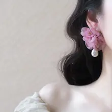 華やかな梅紫色の大花デザイン耳飾り【パール付き・ファブリック・クリップタイプ】