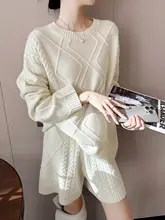 米色の丸首ケーブルニットセーター【冬用・デザイン・ルーズフィット】（セットアップ対応）