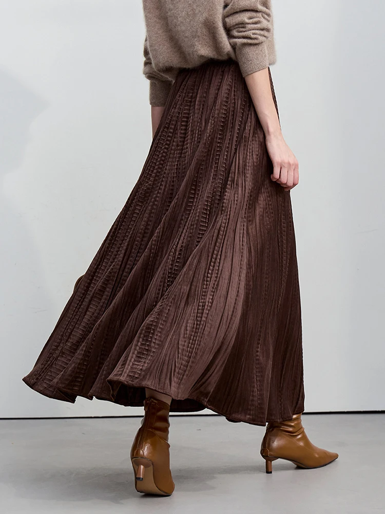 12月に着るレディース服装は、どう選ぶ？立体的なプリーツデザインのロングスカートが解決するリアルな悩み