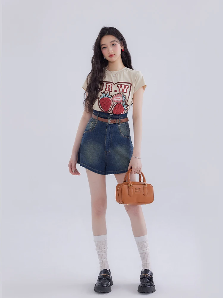 アメリカンビンテージスタイルのTシャツとハイウエストデニムショートパンツセット：高校生が真似しやすいアメリカティーンファッションの実用ガイド