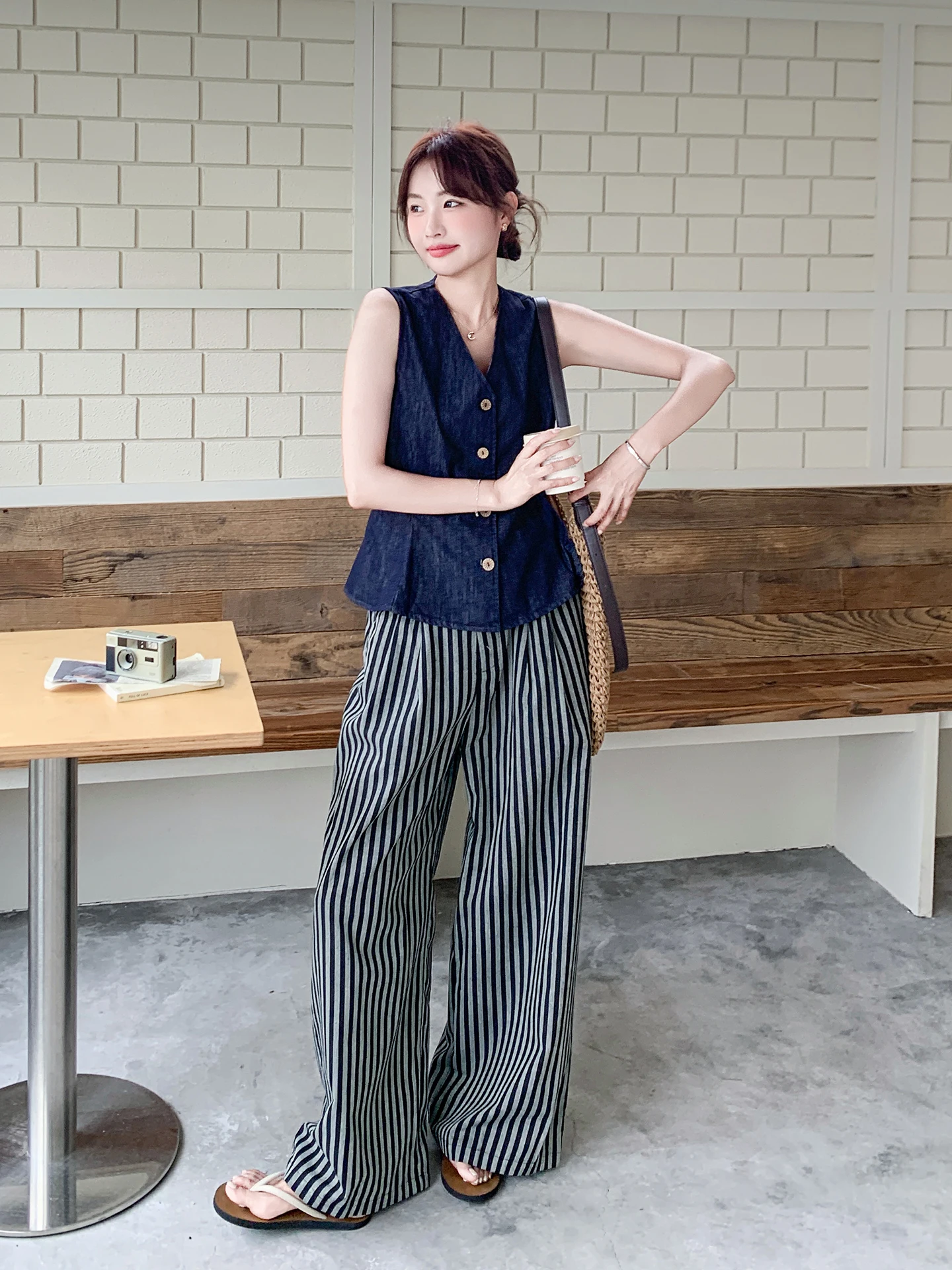 20代前半の夏にぴったりなコーデは？Vネックデニムベストとストライプワイドパンツのセットが解決する