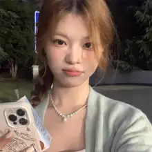 エレガントなデザインのパールとスリーブシルバーのネックレス【クラシックスタイル・鎖骨チェーン・優雅な雰囲気】