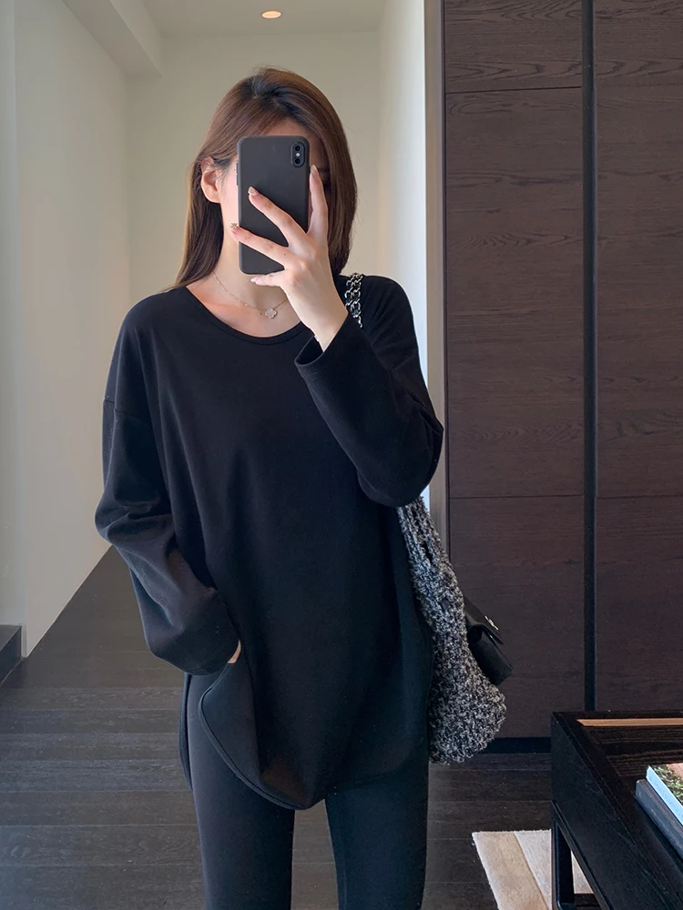 大人可愛い服 50代コーデの秘密はここ！ベルベットTシャツで心を落ち着かせる