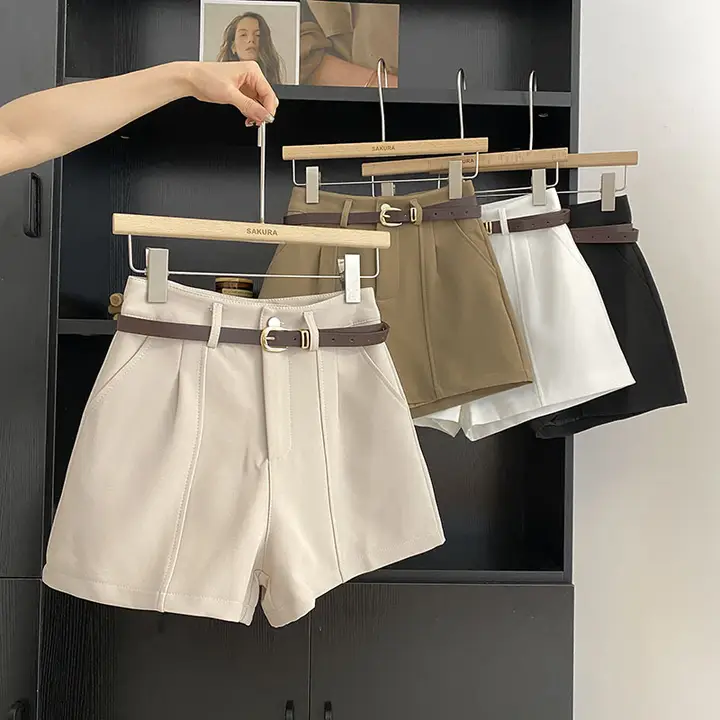 ハイウエスト 黒色 カジュアルブレザーショートパンツ【ウエストベルト付き・Aライン・ワイドレッグ】（セットアップ対応）