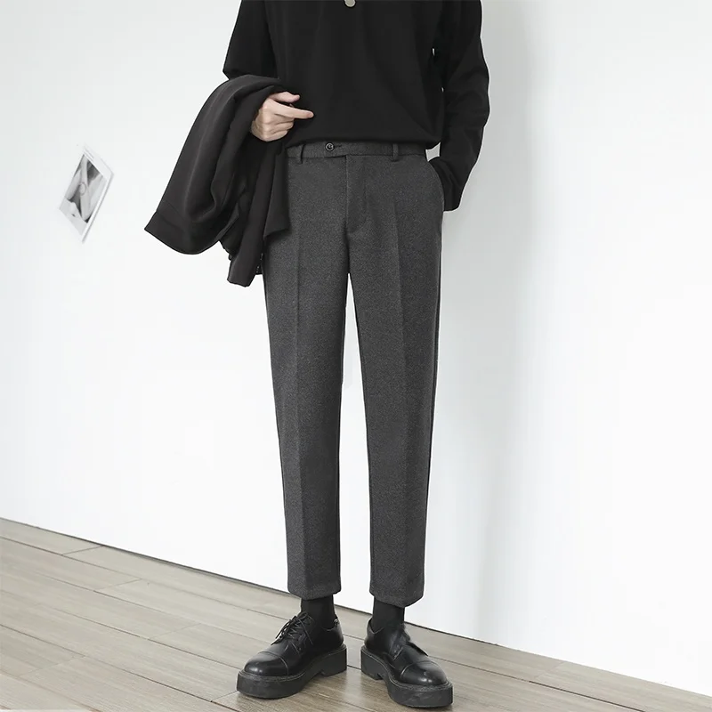 同窓会で20代男性が着るカジュアルウールパンツの選び方