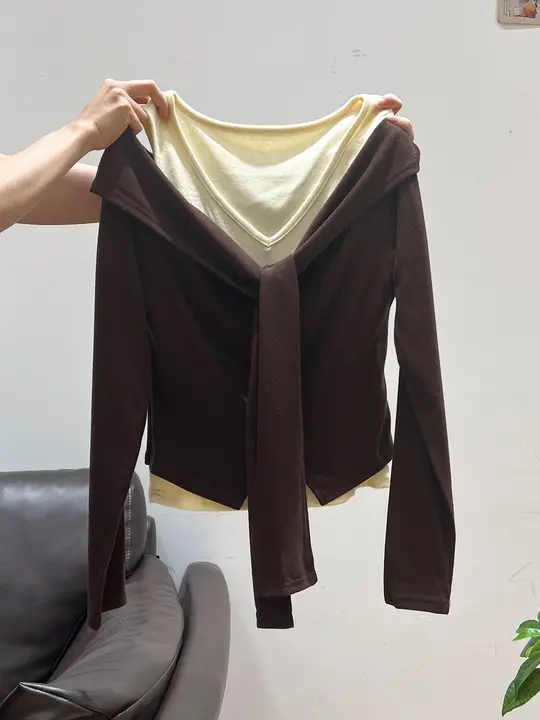 レトロ風 ヴィー型ネック長袖Tシャツ【コントラストデザイン・リボン付き・スリムフィット】（セットアップ対応）