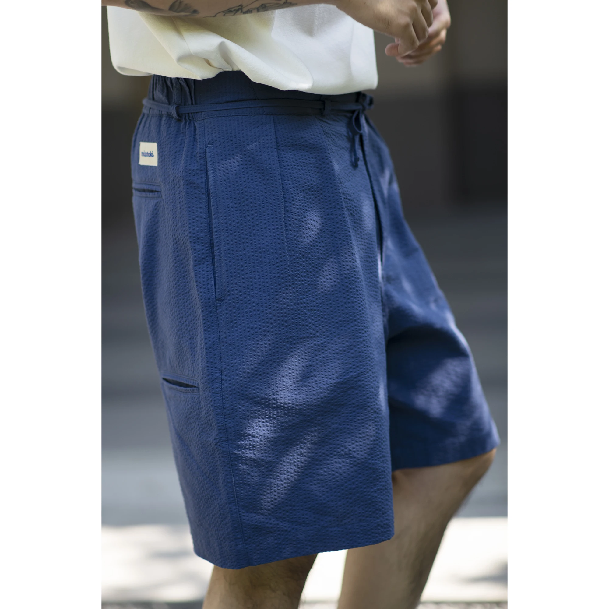 ツイストデザインのウエストゴムショートパンツ：カジュアルスタイルで快適な夏の着用感を実現