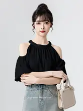 黒いオフショルダーのハイネック半袖シャツ【デザイン性抜群・リボン付き・パフスリーブ】