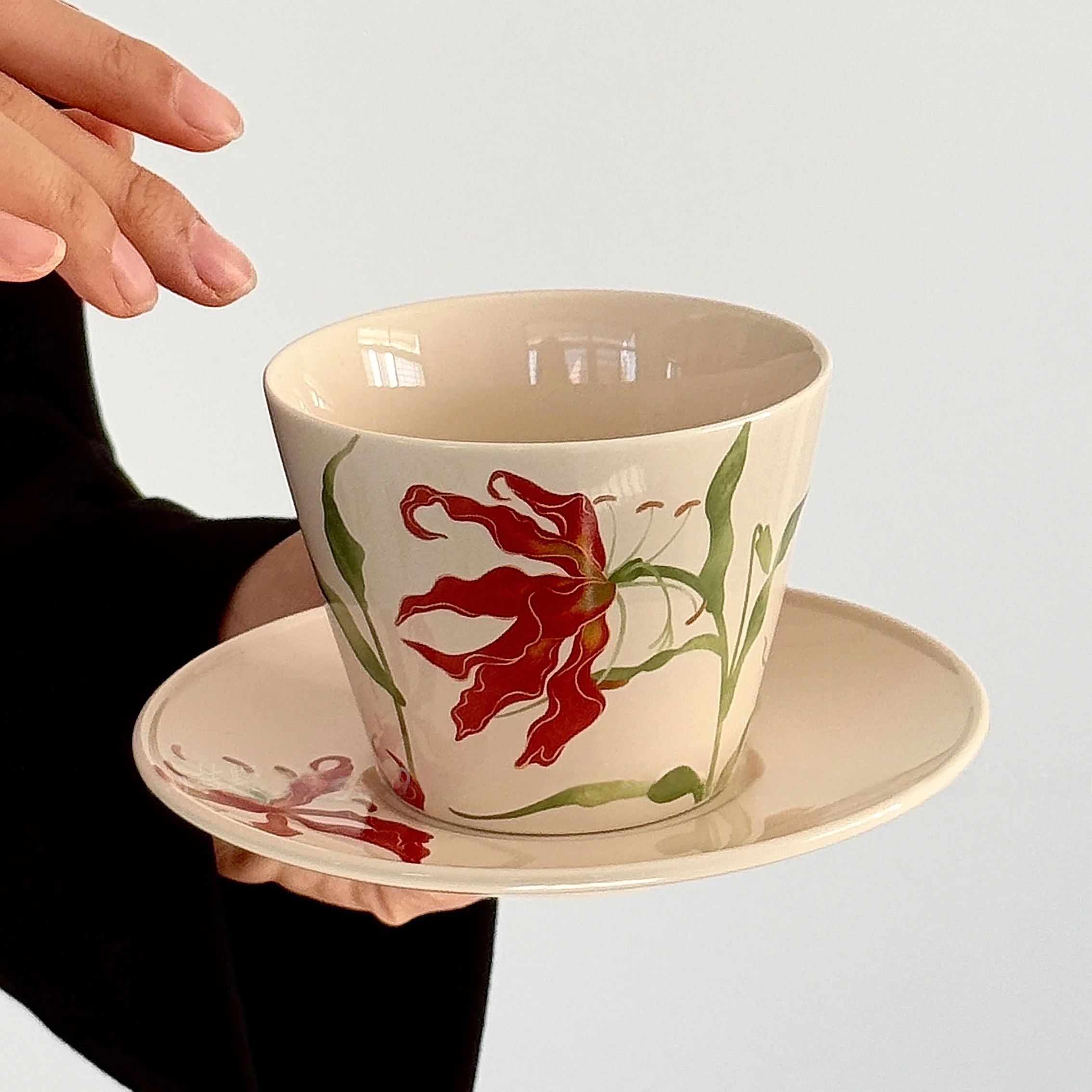 レトロな赤いカラン陶器製コーヒーカップ＆ソーサー【ラテアート・ハンドル付き・紅茶・ティータイム用】