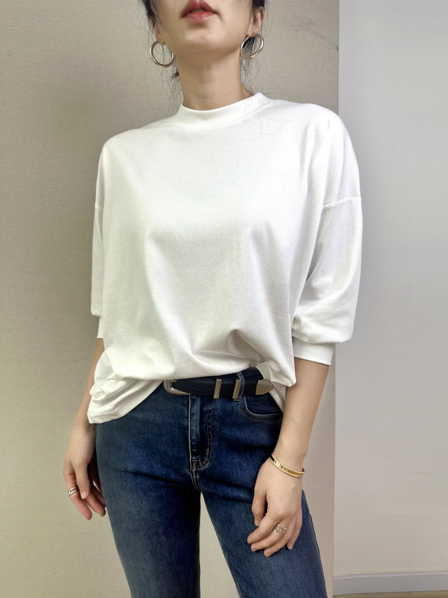 大人向け白Tシャツのコーデはどんな選び方？厳選5選で日常と通勤を両立