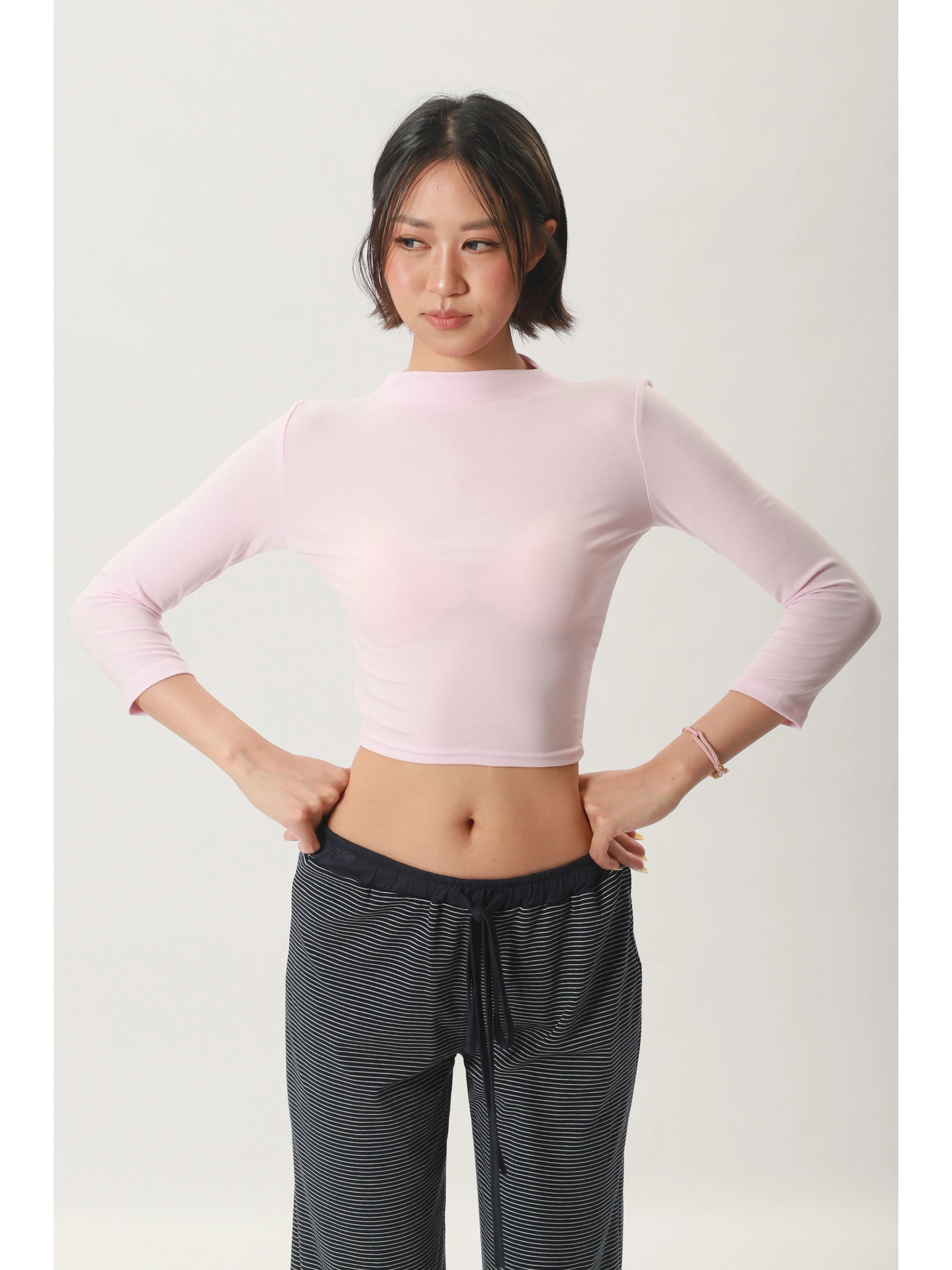 7部袖Tシャツはどう選ぶ？辣妹風のスリムフィットが秋の旅にぴったりな理由とは