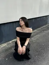 肩出しデザインのブラック短袖Tシャツ【女性用・スリムフィット・夏用】