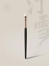 角度がついた小型鼻影ブラシ【化粧用・修容・ハイライトブラシ】