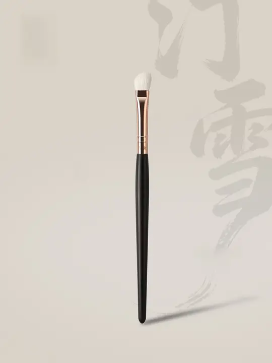 角度がついた小型鼻影ブラシ【化粧用・修容・ハイライトブラシ】