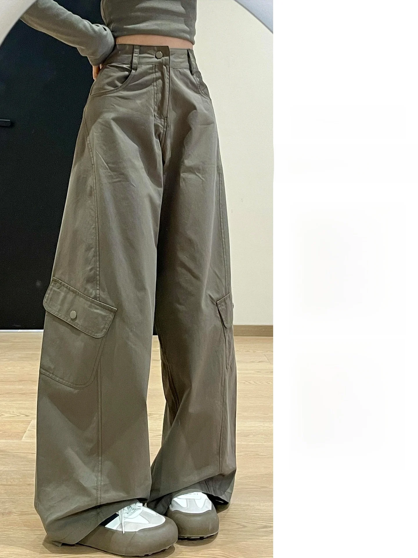 緑のカーゴパンツ：軍用グリーンのレトロ工装スタイルが提供する快適さと機能性