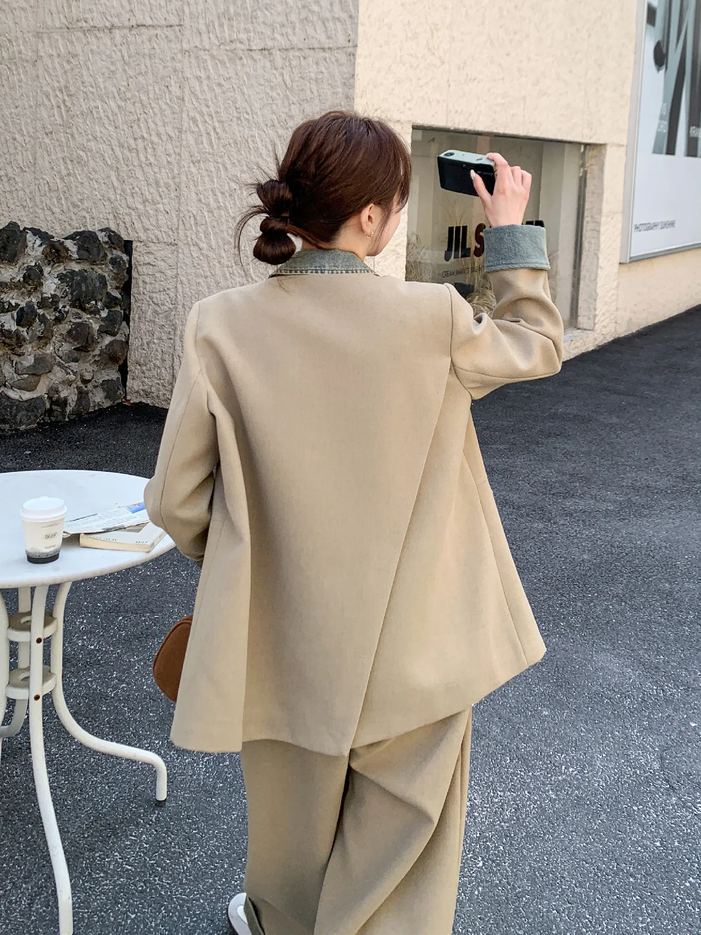 ファーベストコーデは本当に必要？カジュアルブレザーとワイドパンツの組み合わせが解決する日常の悩み