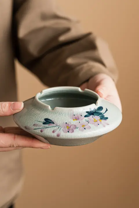 高級感ある白鹅绒デザインの陶器製灰皿【防飛び灰・シンプルスタイル】