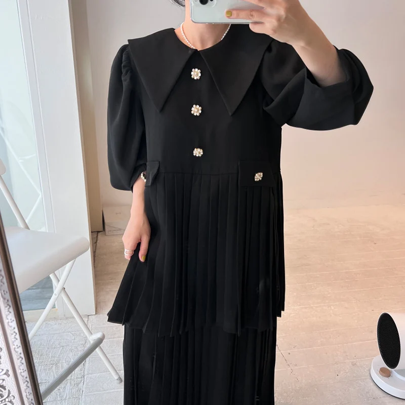 華やかなフラワーボタン飾りのバブルスリーブプリーツワンピース：内覧会で選ぶ通勤シーンに最適な女性用ファッション
