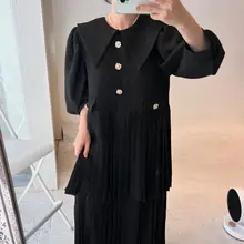 華やかなフラワーボタン飾りのバブルスリーブプリーツワンピース【ダブルレイヤー・大きな襟・ロング丈】