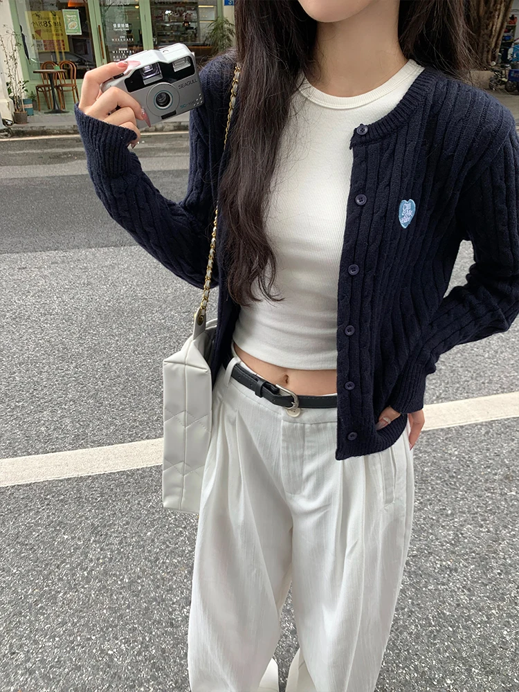 デニム コーデの基本ルールと編み込みカーデの使い方｜失敗しない秋のスタイル