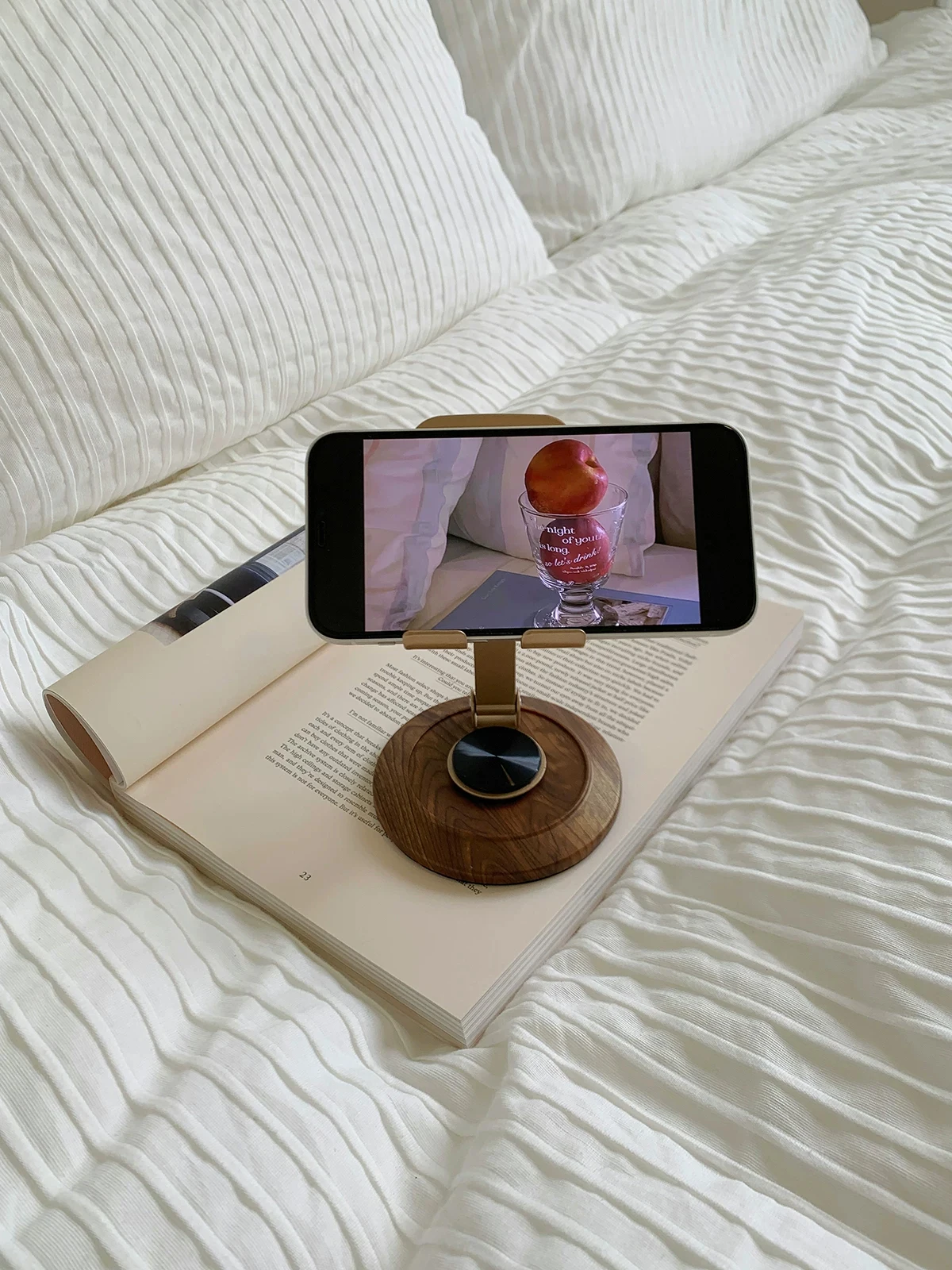 高級感ある金属製レトロスマホスタンド：360度回転でデスクでの動画視聴を最適化