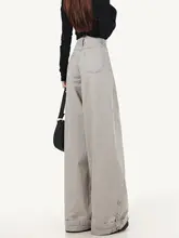 グレーのワイドレッグシワ加工デニムパンツ【夏用・女性・フィット・ストレート】