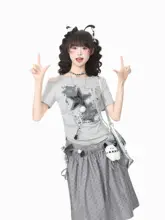 斜め襟の肩出しデザイン！星柄のショートスリーブTシャツ【夏用・ダメージ加工・女性用】