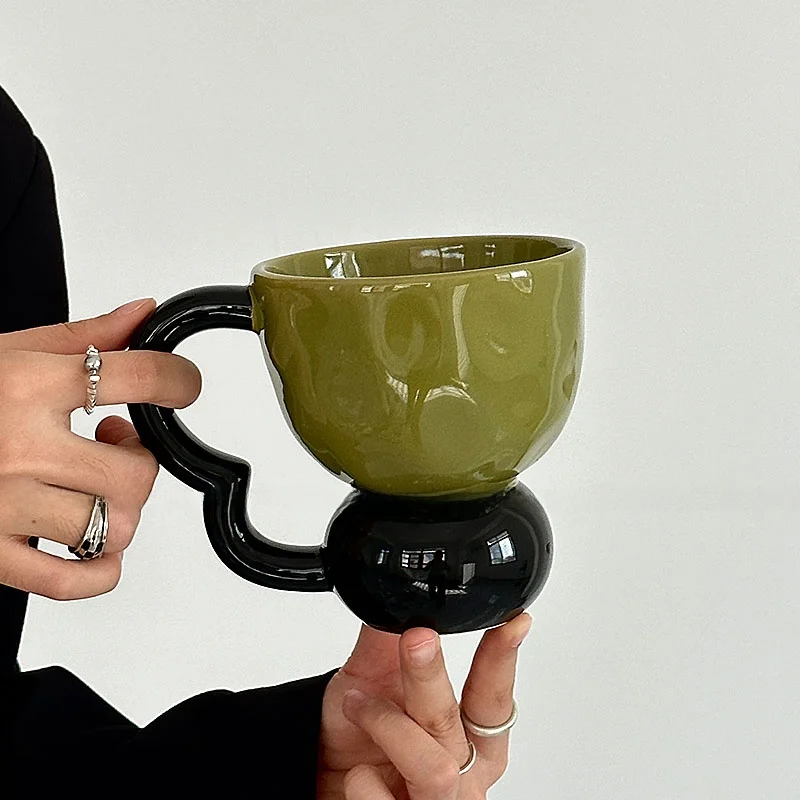 オレンジ 限定 レトログリーンとブラックのハンドル付きマグカップ：陶器製コーヒー用ギフトの実用性とデザイン特性