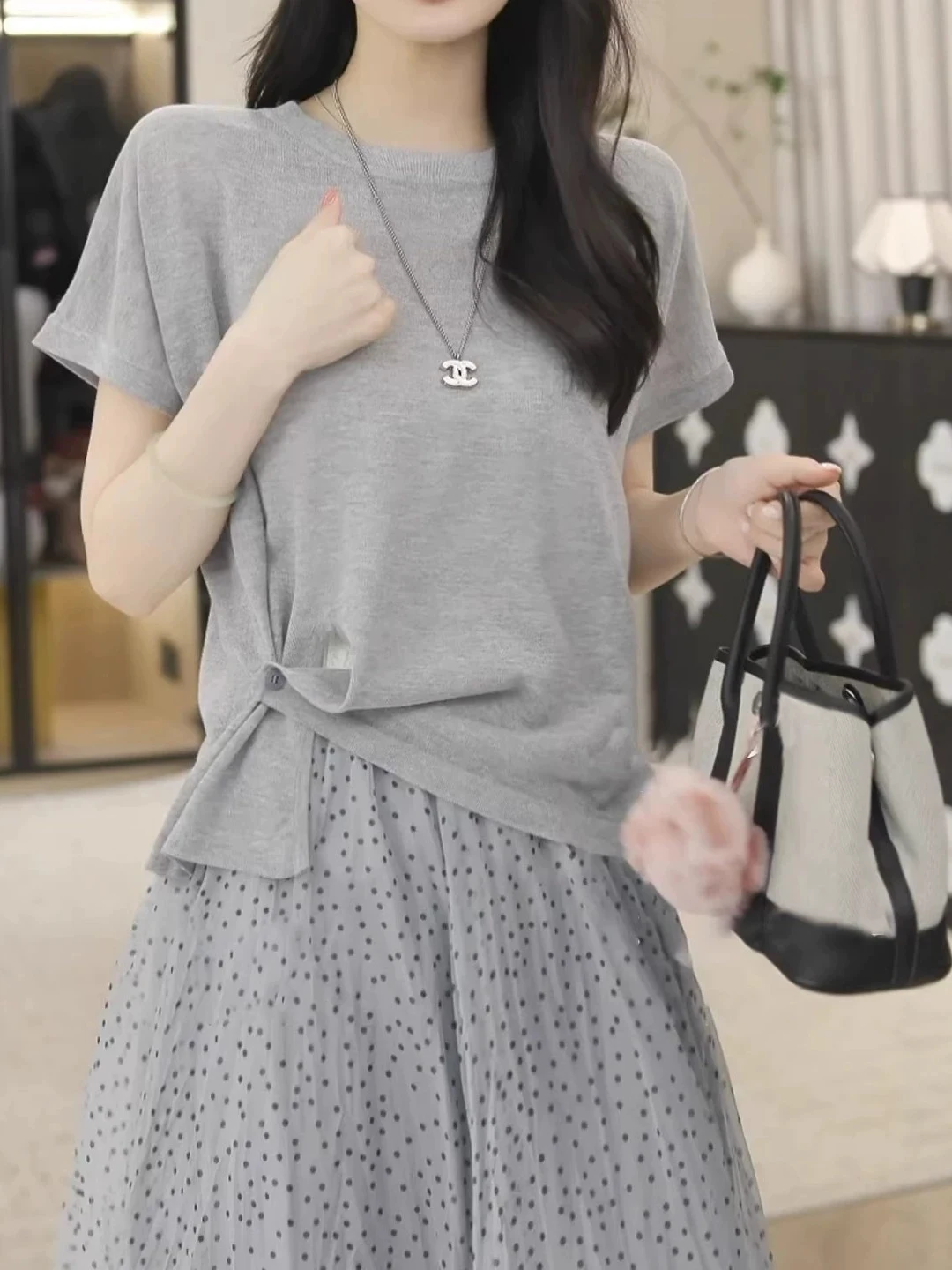 「tシャツイン」は本当に夏に着るべき？デザイン性のあるニット短袖Tシャツが解決するリアルな悩みとは