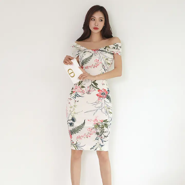 魅力的なオフショルダーの高腰プリントワンピース【軽やかで洗練されたデザイン】