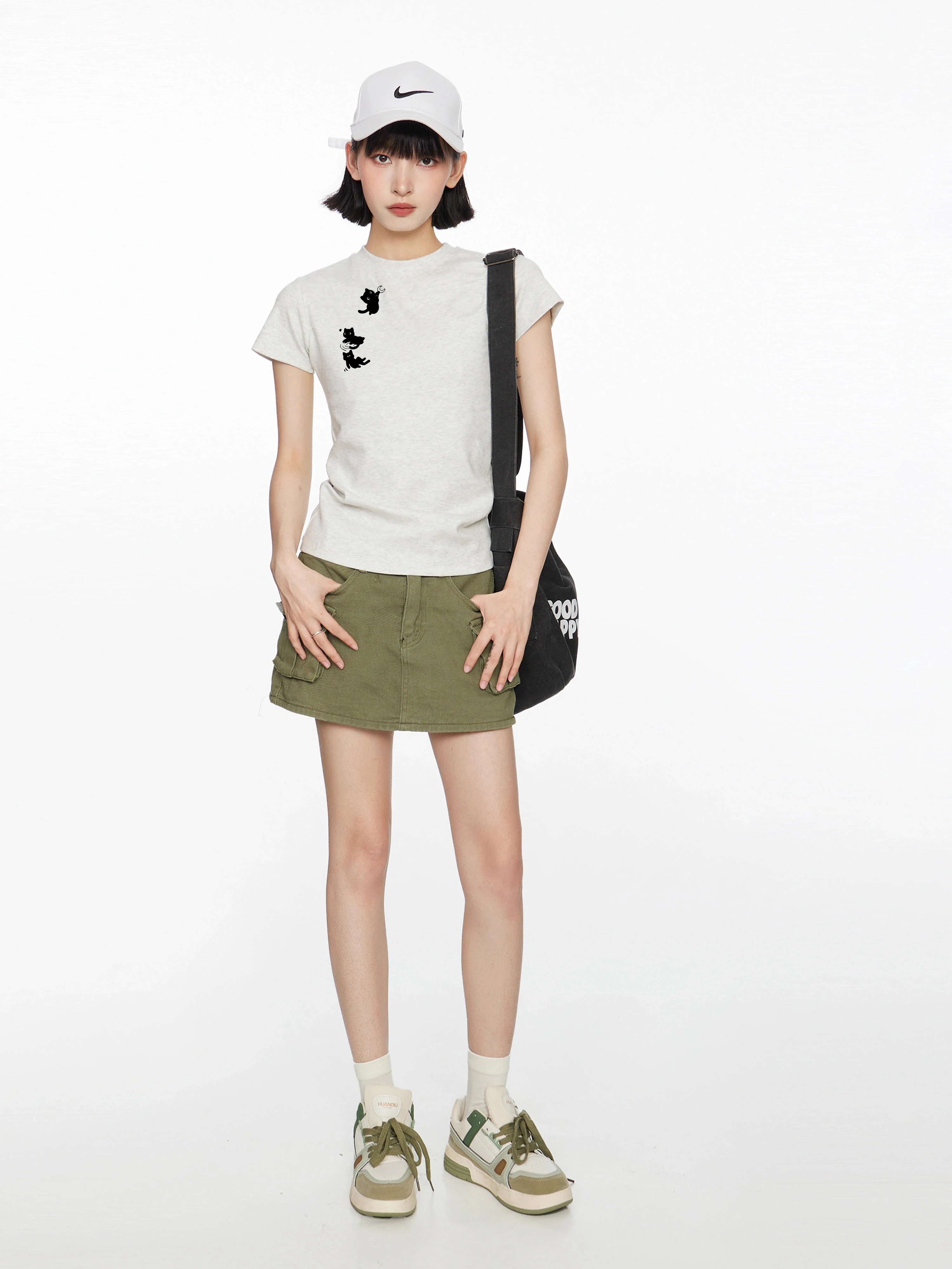 大人可愛い服 40代コーデの秘密：猫デザインTシャツで心を癒すリアルなスタイル