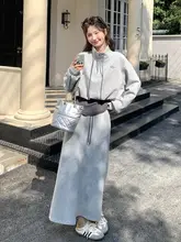 グレーの優しい雰囲気を持つパーカーとスカートの2点コーディネート（セットアップ対応）