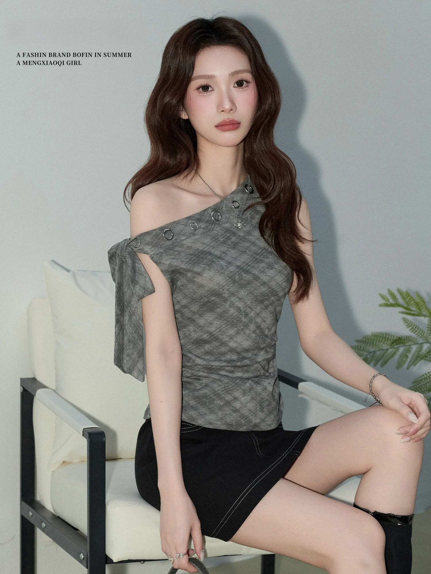 トレンドフェミニンをどう選ぶ？不規則肩出しTシャツがもたらす、甘さとクールさのバランスとは